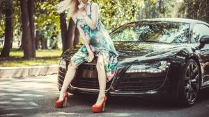 Красивая девушка рядом с Audi R8