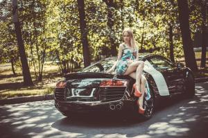 Красивая девушка рядом с Audi R8