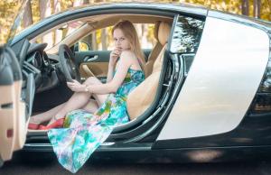 Красивая девушка рядом с Audi R8
