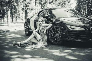 Красивая девушка рядом с Audi R8