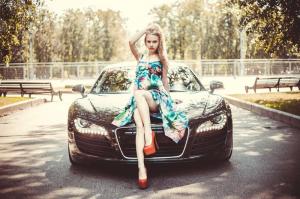 Красивая девушка рядом с Audi R8