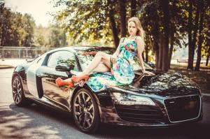 Красивая девушка рядом с Audi R8