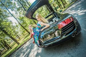 Красивая девушка рядом с Audi R8