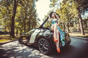 Красивая девушка рядом с Audi R8