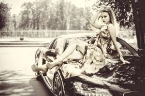 Красивая девушка рядом с Audi R8