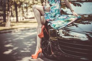 Красивая девушка рядом с Audi R8