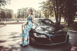 Красивая девушка рядом с Audi R8