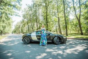 Красивая девушка рядом с Audi R8