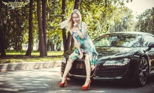 Красивая девушка рядом с Audi R8
