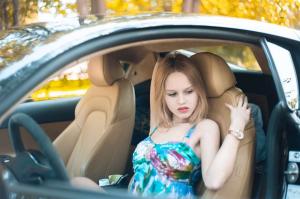 Красивая девушка рядом с Audi R8