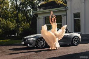 Удивительно красивая девушка рядом с BMW Z4
