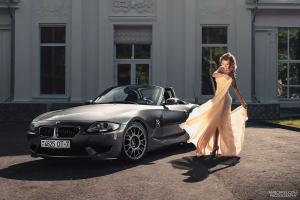Удивительно красивая девушка рядом с BMW Z4
