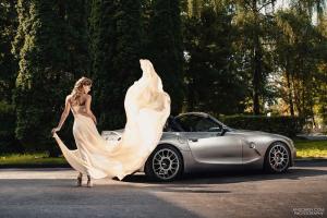 Удивительно красивая девушка рядом с BMW Z4