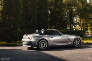 Удивительно красивая девушка рядом с BMW Z4