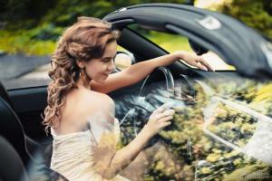 Удивительно красивая девушка рядом с BMW Z4
