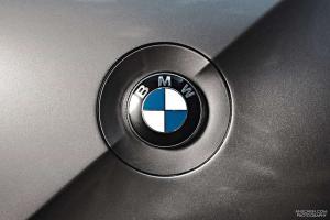 Удивительно красивая девушка рядом с BMW Z4