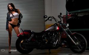 Жасмин и Harley-Davidson Wide Glide