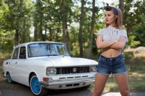 Девушка в стиле Pin-Up и два Москвича