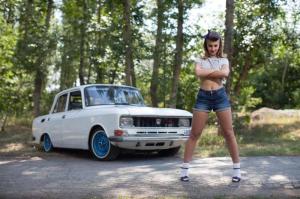 Девушка в стиле Pin-Up и два Москвича