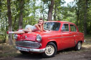 Девушка в стиле Pin-Up и два Москвича