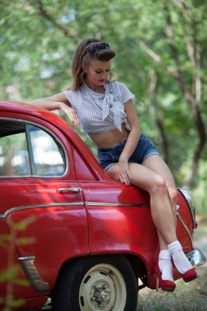 Девушка в стиле Pin-Up и два Москвича