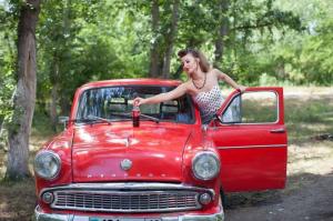 Девушка в стиле Pin-Up и два Москвича