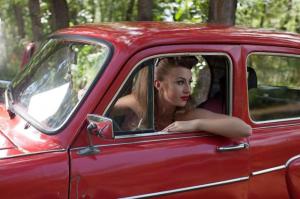 Девушка в стиле Pin-Up и два Москвича