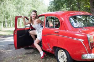 Девушка в стиле Pin-Up и два Москвича