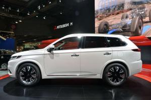 2014 Mitsubishi Outlander PHEV Concept-S Live From Paris 2014