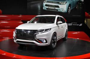 2014 Mitsubishi Outlander PHEV Concept-S Live From Paris 2014