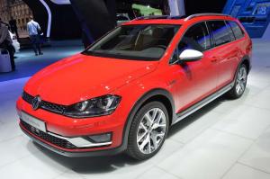 Volkswagen привез в Париж внедорожную модификацию Golf