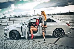 Горячие девчонки рядом с Mercedes-Benz CLA