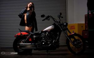 Жасмин и Harley-Davidson Wide Glide