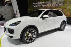 2014 Porsche Cayenne S E-Hybrid Live From Paris 2014