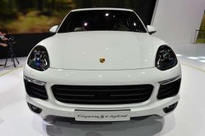 2014 Porsche Cayenne S E-Hybrid Live From Paris 2014