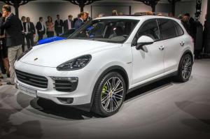 2014 Porsche Cayenne S E-Hybrid Live From Paris 2014