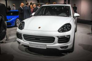 2014 Porsche Cayenne S E-Hybrid Live From Paris 2014