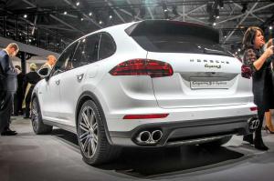 2014 Porsche Cayenne S E-Hybrid Live From Paris 2014