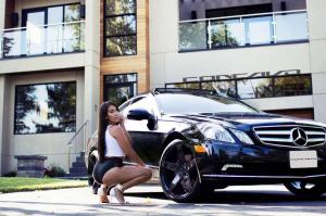 Шикарная брюнетка и Mercedes-Benz C-Class Coupe
