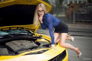 Милая блондинка и Chevrolet Camaro