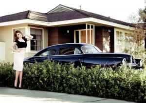 Гламурная девушка рядом с Chevy Deluxe Styleline
