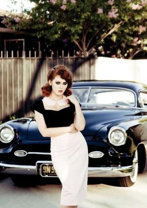 Гламурная девушка рядом с Chevy Deluxe Styleline