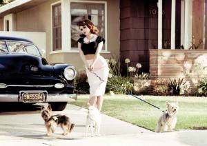 Гламурная девушка рядом с Chevy Deluxe Styleline