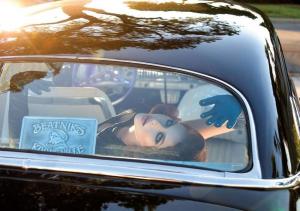 Гламурная девушка рядом с Chevy Deluxe Styleline