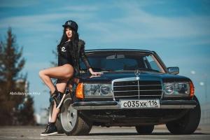 Бесподобная брюнетка и Mercedes