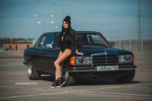Бесподобная брюнетка и Mercedes