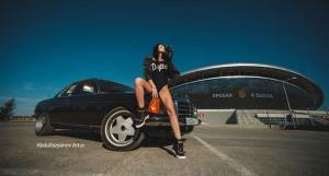 Бесподобная брюнетка и Mercedes