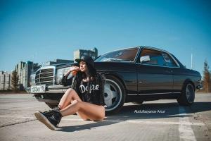 Бесподобная брюнетка и Mercedes