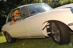 Изумительная блондинка и старенький Jaguar