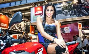 Девушки на мотошоу EICMA 2013